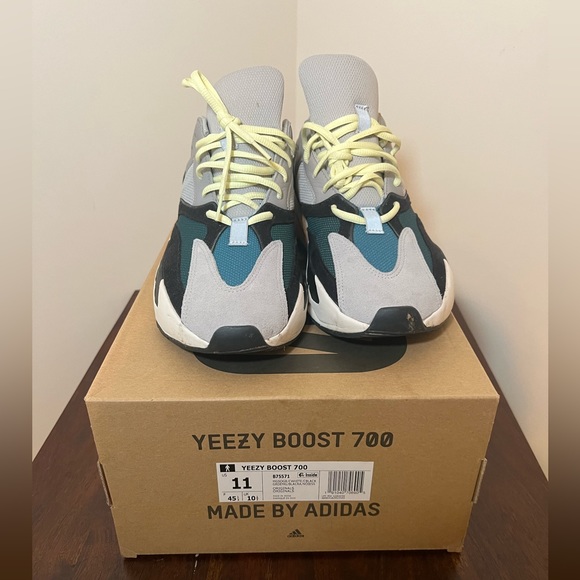 Yeezy Adidas Boost 700 Wave Runner in Solid Grey/Chalk White/Core Black - Picture 2 of 4
